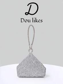 Dou Likes 閃耀三角包，獨特三角 3D 輪廓，簡約出眾且辨識度高，飾以細緻閃爍材質，搭配同色系全水鑽手柄與腕帶，在光線下璀璨閃耀，適合晚宴、婚禮、生日宴等正式場合，亦可日常配戴或逛店提升氛圍，完美掌控場景，輕鬆成為目光焦點 - 銀色 - 查看 1