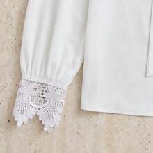 Women's White Blouse With Bow Neckline And Contrasting Lace Cuffs, Elegant Long-Sleeve Blouse With Puff Sleeves And Knot Detail, Regular Fit. - 米白色 - 查看 5