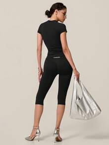 TimeOff Conjunto deportivo de mujer de un solo color sin costuras con cuello redondo, manga corta, cintura acanalada y pantalones de largo medio - Negro - Ver 4