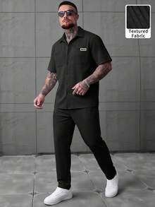 2 piezas Conjunto casual para hombre, camisa de manga corta con botones de resina en el cuello y pantalones largos con cordón, tela de poliéster texturizada, bolsillos dobles + logotipo distintivo, unicolor clásico - Negro - Ver 2