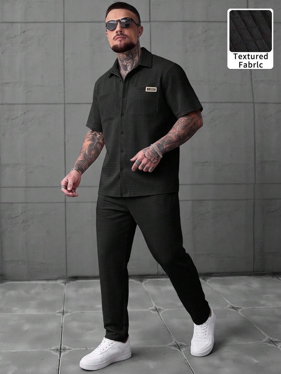 2 piezas Conjunto casual para hombre, camisa de manga corta con botones de resina en el cuello y pantalones largos con cordón, tela de poliéster texturizada, bolsillos dobles + logotipo distintivo, unicolor clásico