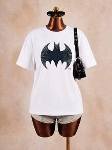 SHEIN X BATMAN 放射狀線條蝙蝠標誌圓領T卹，寬鬆街頭風上衣，適合動漫展和夏季派對等場合，休閒白色 - 白色 - 查看 1