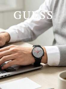 GUESS 中性復古三角問號 Logo 系列手錶，圓盤壓紋 Logo，多色矽膠錶帶，休閒街頭石英腕錶 - 黑色 - 查看 4
