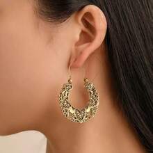 1 Pair Women's Vintage Hoop Earrings, Bohemian Style Hollow Carved Geometric Alloy Personalized Earrings, Wedding Anniversary Party Jewelry, Valentine's Day Gift, Gift For Mom, Mother's Day Gift, Etc. - Yellow Gold - View 6