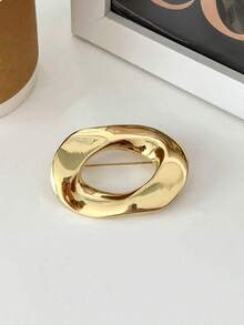 Asymmetrical Hollow Oval Gold Brooch, Minimalist Clasp, Suitable For Off-Shoulder Dress, Scarf Set, Elegant Clothing Decoration Pin, Suitable For Women's Daily Wear - Gold - View 3