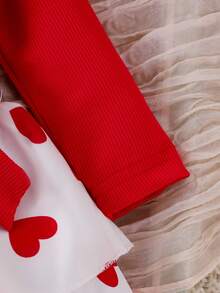 Set Baju Bayi Perempuan Lengan Panjang Bergaris Merah dengan Rumbai dan Lapisan Mengembang, Atasan Kaos + Rok Pendek Berenda Motif Hati Putih dengan Dua Lapisan dan Tali Pengikat + Ikat Rambut Pita yang Serasi, Set Musim Semi/Gugur yang Lucu - Merah - View 9