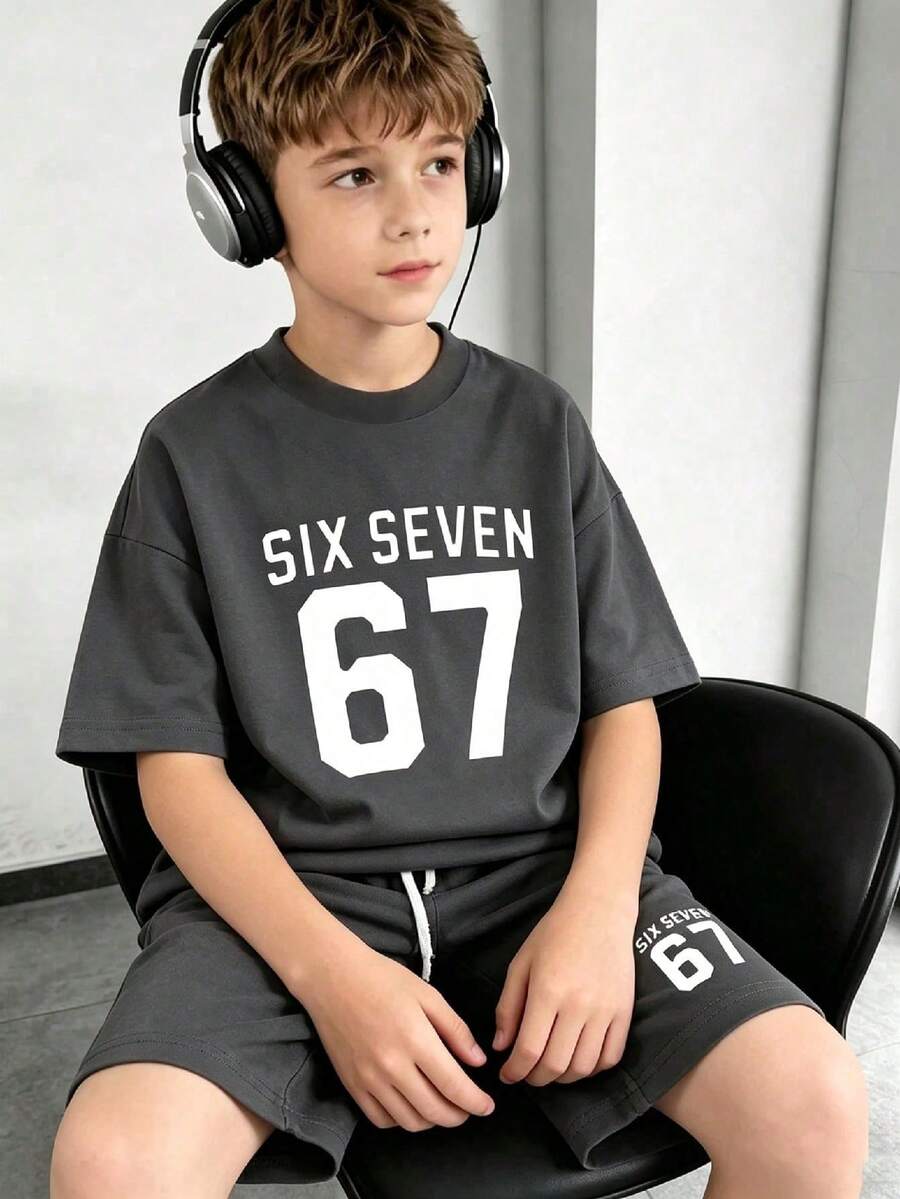 Conjunto de Camiseta de Manga Curta com Gola Redonda e Estampa Numérica e Shorts para Meninos Pré-Adolescentes - Chumbo - Visão 1