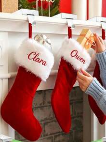 Calcetines navideños bordados personalizados, calcetines navideños con bordado de nombre personalizable! Tela de felpa roja clásica combinada con ribete de piel sintética blanca suave, admite bordado de nombre exclusivo, creando una decoración navideña única. Cuélgalos en las escaleras o en la chimenea para crear un ambiente acogedor, el Body espacioso del calcetín se puede llenar con caramelos y pequeños regalos. Decoración navideña esencial para familias, perfecta para combinar en fotos familiares, la mejor opción para regalos de Navidad. - Multicolor - Ver 4