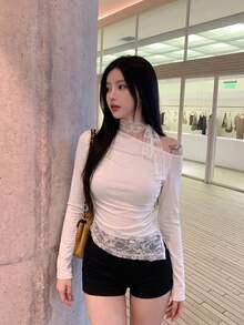 美式極簡性感甜美辣妹蕾絲不對稱單肩長袖T恤女款 春秋內搭修身上衣 白色 - 白色 - 查看 3