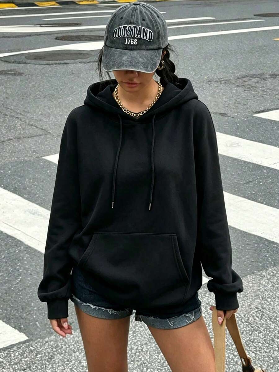 女款純色連帽衛衣，輕量無抓毛戶外休閒套頭衫，附抽繩帽，柔軟舒適，適合秋季運動