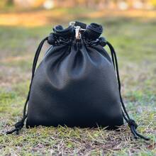 1 Buah Tas Serut Golf Motif Pahlawan Bertopeng, Kantong Penyimpanan PU Portabel untuk Bola Golf, Tee, dan Aksesoris Golf Kecil, Perlengkapan Golf Premium Sederhana & Bergaya untuk Pria & Wanita - MultiWarna - View 3