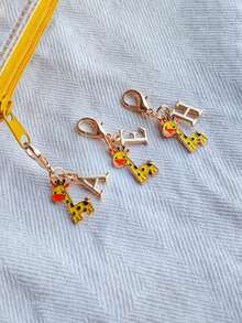 1PC Cute Giraffe Initial Keychain Pendant, Animal Theme With Golden Letter Decoration. Name Initial Keychain, Cute Accessory Suitable For Men And Women. Backpack Keychain Accessory, Great Gift For Boyfriends, Girlfriends, Classmates And Family, Small Party Favor - Multicolor - View 9