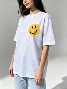 Loose-Fitting And Fun With A  Face Print T Shirt - Comfortable And Stylish Everyday Clothing - Very Suitable For Young People And Adults. - 白色 - 查看 2