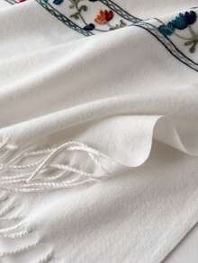 1件女款秋冬仿羊絨刺繡圍巾，厚實保暖流蘇刺繡波希米亞風旅行披肩斗篷 - 白色 - 查看 3