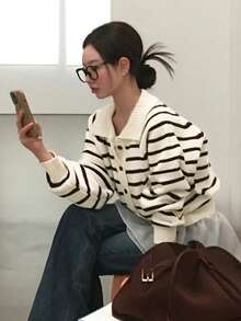 女款學院風復古單排扣翻領條紋針織開襟毛衣外套，百搭休閒上衣（隨機條紋） - 米白色 - 查看 5