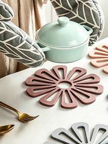 1/4pcs Creative Petal-Shaped Round Heat-Resistant Soft Rubber Placemats, Heat-Resistant Pads, Non-Slip Pads, Thermal Insulation Pads, Home Coffee Table Heat-Resistant Pads, Desktop Thermal Insulation Pads, Cup Coasters, Plate Mats, Bowl Mats, Kitchen Gadgets - View 3