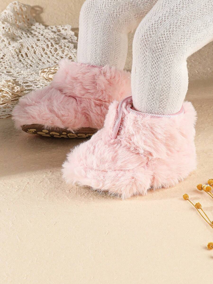 1雙新生兒純色毛絨平底休閒可愛舒適嬰兒足部保暖靴，適合冬季