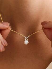 14K Gold Plated Clover-Shaped Round Pearl Necklace & Earrings Set, Wedding Jewelry Set, Suitable For Daily Wear And Parties, Hypoallergenic - Gold - View 7