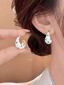 1對極簡風C型波點圓環耳環，適合女性日常、度假與派對穿搭 - 白色+藍色 - 查看 3