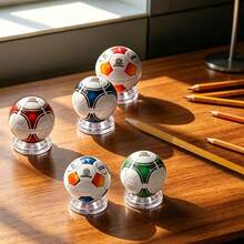 1 buah Rautan Pensil Manual Bentuk Bola Sepak Lucu dengan Tutup, Desain 3 Lubang Cocok untuk Berbagai Ukuran Pensil, Warna Acak, Rautan Pensil Non-Listrik, Ringkas dan Portabel, Alat Tulis Penting untuk Kelas, Kantor dan Rumah, Hadiah Ulang Tahun dan Kembali ke Sekolah yang Sempurna, Buatan China - Beragam warna dan gaya acak - View 3