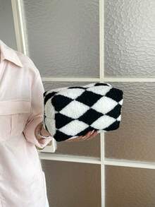 Tas Mewah Bulu Domba Keriting Tas Kosmetik Serbaguna Motif Kisi Berlian Warna Kontras Blok Warna Tas Genggam Kasual Tas Kecil Hangat dan Lembut Tas Pelajar Tas Penyimpanan Kotak Pensil Pelajar - Hitam dan Putih - View 6
