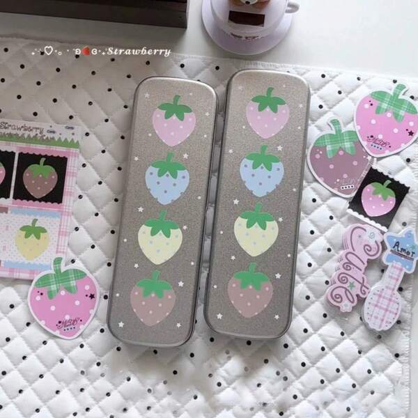 1 pieza Estuche de lápices vintage con estampado de fresas, lunares y estrellas, caja de papelería estilo INS para estudiantes, caja de almacenamiento de metal de gran capacidad