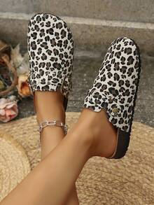 1 Pair Women's Fashionable Retro Leopard Print Closed-Toe Half-Slippers, Adjustable Belt Buckle Design, Loose Round Toe Non-Cramping, Soft And Comfortable Foot Feel, Versatile For Various Outfits, Commuting And Photography, All-Match Mule Slippers - White - View 3