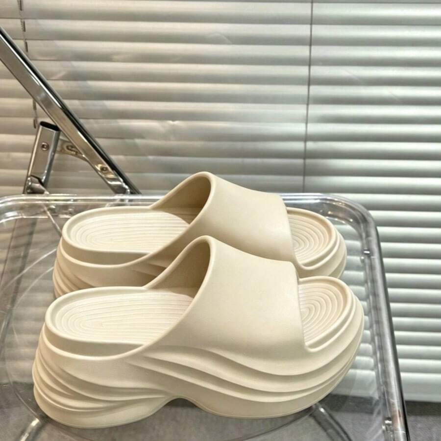 7CM 2026新款熱銷復古驚艷厚底坡跟涼鞋 女款夏季法式時尚海灘波浪紋拖鞋 適合戶外穿著與浴室淋浴 - 淺卡其 - 查看 1