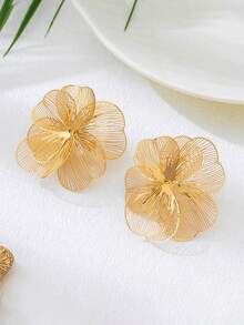 2pcs Charming Gold-Plated Flower Earrings, Elegant Gold Flower Studs, Suitable For Bridesmaids To Wear At Weddings, Also Perfect For Daily Wear, Valentine's Day Gift, Beach Vacation Accessory - Large Flower - View 4