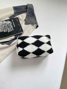 Tas Mewah Bulu Domba Keriting Tas Kosmetik Serbaguna Motif Kisi Berlian Warna Kontras Blok Warna Tas Genggam Kasual Tas Kecil Hangat dan Lembut Tas Pelajar Tas Penyimpanan Kotak Pensil Pelajar - Hitam dan Putih - View 4
