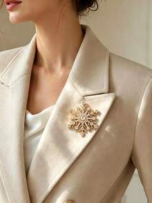 1pc Gold Full Rhinestone Snowflake Crystal Brooch For Women, Luxury High-End Suit Jacket Coat Decorative Pin, Autumn/Winter Commute Party Outfit Lapel Pin, Christmas New Year Gift Jewelry, Vintage Rhinestone Snowflake Design Clothing Brooch, Can Be Used To Decorate Scarves, Hats, Shawls, Sweaters And Cardigans - Multicolor - View 2