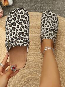 1 Pair Women's Fashionable Retro Leopard Print Closed-Toe Half-Slippers, Adjustable Belt Buckle Design, Loose Round Toe Non-Cramping, Soft And Comfortable Foot Feel, Versatile For Various Outfits, Commuting And Photography, All-Match Mule Slippers - White - View 1
