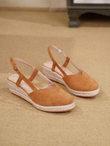 Sepatu Slip-On Wanita Tanpa Bagian Belakang dengan Hak Wedges dari Anyaman Rami Minimalis - Coklat - View 10