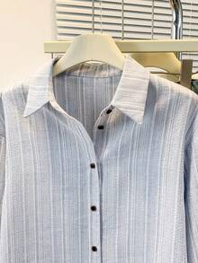 Blusa casual de mujer talla grande con botones, cuello de camisa, hombros caídos y mangas largas, top de tela tejida de largo regular - Celeste - Ver 5