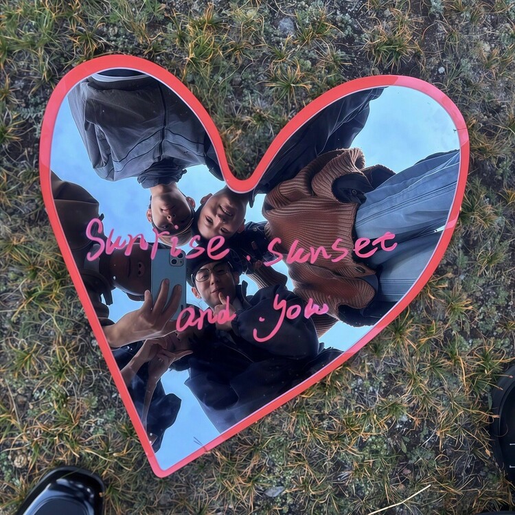 心形紅框鏡子，美感手持自拍拍照道具，便攜裝飾鏡，適用戶外旅行情侶攝影與居家牆面裝飾 - 心型鏡子 - 查看 4