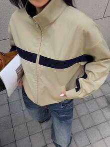 女款米色與海軍藍拼色條紋短款運動夾克，立領拉鍊長袖復古寬鬆休閒街頭風防風外套 - 卡其色 - 查看 2