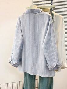 Blusa casual de mujer talla grande con botones, cuello de camisa, hombros caídos y mangas largas, top de tela tejida de largo regular - Celeste - Ver 4