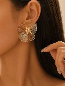 2pcs Charming Gold-Plated Flower Earrings, Elegant Gold Flower Studs, Suitable For Bridesmaids To Wear At Weddings, Also Perfect For Daily Wear, Valentine's Day Gift, Beach Vacation Accessory - Large Flower - View 2