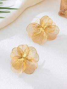 2pcs Charming Gold-Plated Flower Earrings, Elegant Gold Flower Studs, Suitable For Bridesmaids To Wear At Weddings, Also Perfect For Daily Wear, Valentine's Day Gift, Beach Vacation Accessory - Large Flower - View 3