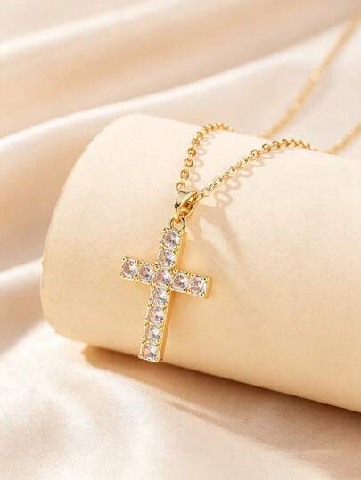 A Stylish Women's Necklace Featuring A Cross Pendant Inlaid With Zirconia-Simple, Versatile Jewelry Perfect For Everyday Wear.