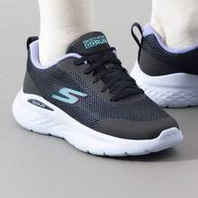 Skechers Sepatu lari wanita seri GO RUN yang ringan, bernapas, dan menyerap guncangan, cocok untuk pemula. - Hitam - View 3