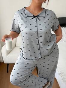 女款大尺碼蝴蝶結印花睡衣套裝，翻領、短袖與長褲，適合豐滿身材女性的曲線睡衣套裝 - 淺灰色 - 查看 5