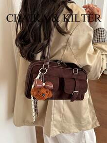 CHAIKA & KILTER 1件純色麂皮布料女款時尚多口袋大容量波士頓保齡球肩背包 拉鍊開合 適合日常與街頭使用（附吊飾） - 咖啡 - 查看 8