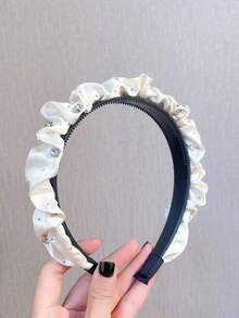 1件女款奢華百褶緞面水鑽髮箍，米色荷葉邊寬版設計，內側防滑齒，高冠造型適合小臉，手工鑲嵌多面水鑽與微鑽，閃亮精緻奢華質感，優雅淑女風，簡約通勤百搭，親膚光滑緞面布料長久佩戴舒適，能穩固抓牢鬆散頭髮與瀏海不滑落，適合各種日常場合 - 白色 - 查看 2