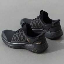 Sepatu jalan kaki ringan Skechers dengan jaring penyangga berlubang, sol lembut, desain anti selip, cocok untuk bepergian, berjalan kaki, dan pemakaian kasual sehari-hari. - Hitam - View 3