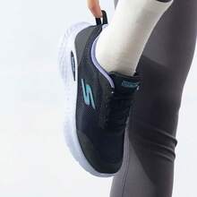 Skechers Sepatu lari wanita seri GO RUN yang ringan, bernapas, dan menyerap guncangan, cocok untuk pemula. - Hitam - View 4