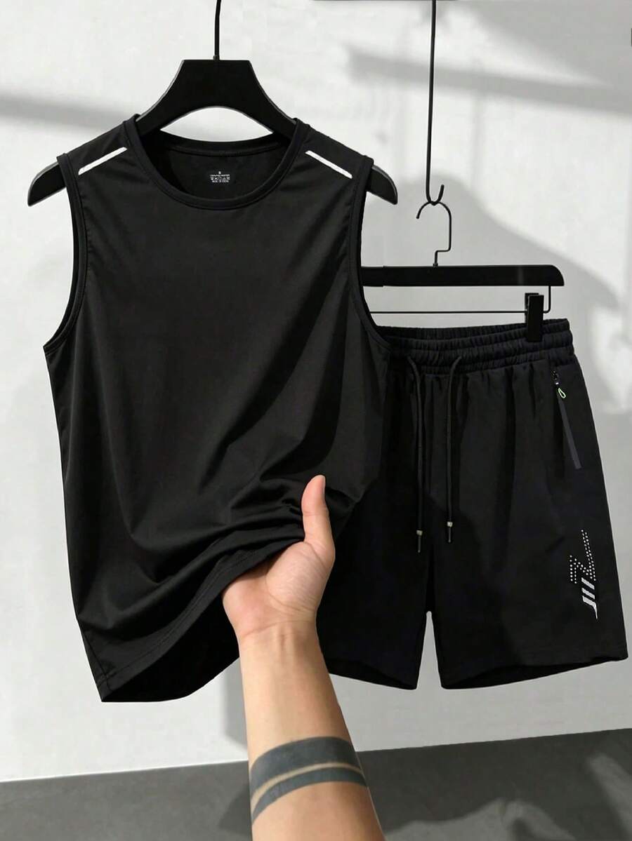 男士夏季新款熱銷兩件套，純黑色圓領無袖背心搭配白色反光側條紋印花裝飾，網格紋理素色面料，休閒穿搭