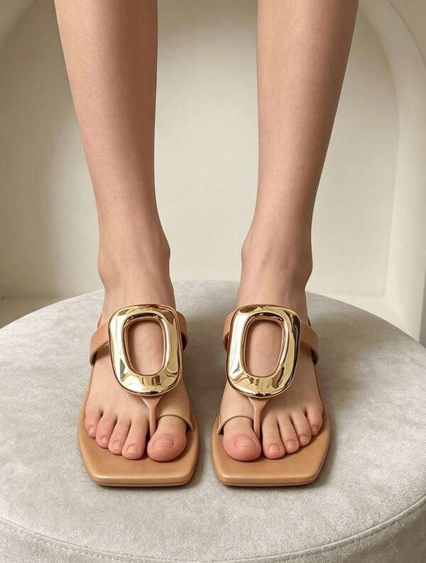 Sandalias doradas para mujer 2026, chanclas planas de punta abierta, zuecos casuales de verano con hebilla de metal, sandalias únicas para mujer