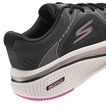 Skechers Sepatu Lari Kasual Ringan Bersol Tebal dan Bantalan ELEVATE untuk Wanita - Hitam/Merah Muda - View 7