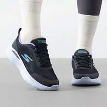 Skechers Sepatu lari wanita seri GO RUN yang ringan, bernapas, dan menyerap guncangan, cocok untuk pemula. - Hitam - View 2